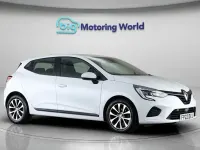 Used Renault Clio Iconic 90 HP (66 kW) 2022 White Hatchback