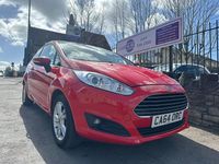 Usado Ford Fiesta Zetec 82 CV (60 kW) 2015 Rojo Utilitario