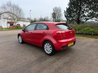 Begagnad Kia Rio 85 HK (62 kW) 2013 Röd Halvkombi