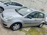 Usado Ford Fiesta Style 75 HP (55 kW) 2005 Prateado Citadino