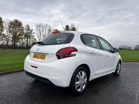 Used Peugeot 208 Access 68 HP (50 kW) 2015 White Hatchback