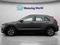 Usado Kia Niro 141 HP (103 kW) 2023 Cinzento SUV
