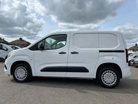 Second-hand Vauxhall Combo Sportive 100 CP (73 kW) 2021 Alb Monovolum