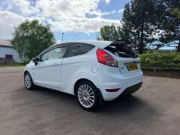 Używany Ford Fiesta Titanium 95 KM (69 kW) 2014 Biały Hatchback