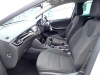 Used Vauxhall Astra SRi 200 HP (147 kW) 2017 White Estate