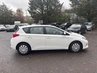 Used Toyota Auris Active 90 HP (66 kW) 2013 White Hatchback