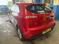 Używany Kia Rio 2015 Czerwony Hatchback