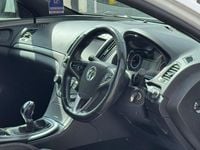 Second-hand Vauxhall Insignia Edition 2017 Alb Hatchback