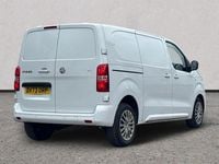 Second-hand Vauxhall Vivaro 100 CP (73 kW) 2023 Alb Monovolum