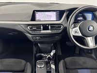 Begagnad BMW M135 Shadowline 306 HK (225 kW) 2023 Vit Halvkombi
