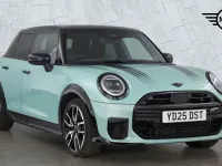 Usado Mini Cooper Hatch 113 kW (154 CV) 2025 Verde Utilitario