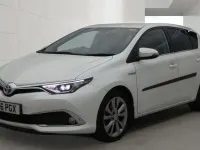 Used Toyota Auris Hybrid 136 HP (100 kW) 2016 White Hatchback