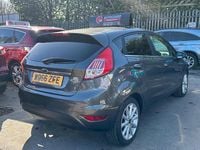 Usado Ford Fiesta Titanium 125 HP (91 kW) 2017 Cinzento Citadino