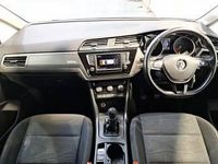 Begagnad VW Touran SE 110 HK (80 kW) 2016 Silver Minibuss