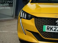 Używany Peugeot e-208 Premium 100 kW (136 KM) 2022 Żółty Hatchback