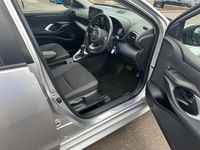 Usado Toyota Yaris Hybrid 2023 Prateado Citadino