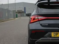 Begagnad Hyundai i20 Advanced 2023 Grå Halvkombi