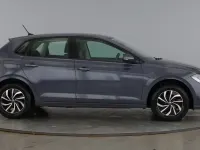 Usado VW Polo Life 95 HP (69 kW) 2024 Cinzento Citadino