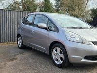 Begagnad Honda Jazz ES 100 HK (73 kW) 2009 Silver Halvkombi
