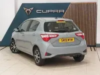 Usado Toyota Yaris 111 CV (81 kW) 2019 Gris Utilitario