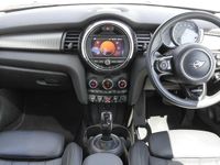 Begagnad Mini Cooper Exclusive 134 HK (98 kW) 2020 Grön Halvkombi