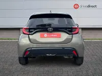 Usado Toyota Yaris Hybrid 2024 Marrón Utilitario