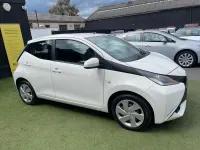 Usado Toyota Aygo X-play 69 HP (50 kW) 2015 Branco Citadino
