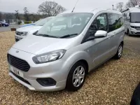 Usado Ford Tourneo Courier Zetec 2019 Plateado Monovolumen