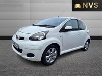 Begagnad Toyota Aygo 68 HK (50 kW) 2011 Vit Halvkombi
