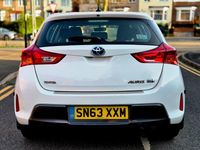 Used Toyota Auris Hybrid 136 HP (100 kW) 2013 White Hatchback