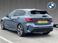 Begagnad BMW M135 Shadowline 302 HK (222 kW) 2024 Grå Halvkombi