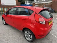 Usado Ford Fiesta Zetec 82 CV (60 kW) 2013 Rojo Utilitario