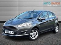 Usado Ford Fiesta Zetec 100 HP (73 kW) 2016 Cinzento Citadino
