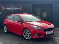 Używany Ford Focus Zetec 125 KM (91 kW) 2015 Czerwony Hatchback