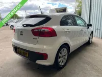 Begagnad Kia Rio 84 HK (61 kW) 2015 Vit Halvkombi