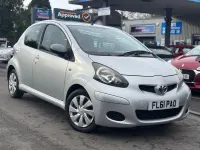 Usado Toyota Aygo 68 CV (50 kW) 2011 Plateado Utilitario