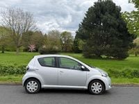 Usado Toyota Aygo 68 HP (50 kW) 2012 Prateado Citadino