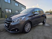 Used Peugeot 208 Signature Sky 82 HP (60 kW) 2019 Grey Hatchback
