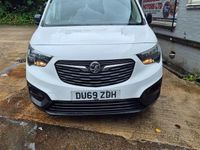 Second-hand Vauxhall Combo Edition 100 CP (73 kW) 2019 Alb Monovolum