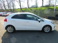 Begagnad Kia Rio 2015 Vit Halvkombi