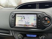 Second-hand Toyota Yaris Hybrid 101 CP (74 kW) 2015 Roșu Hatchback