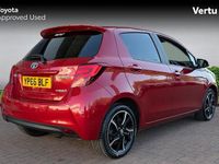 Used Toyota Yaris Hybrid Design 101 HP (74 kW) 2016 Red Hatchback