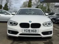 Usado BMW 118 Comfort Edition 136 CV (100 kW) 2019 Blanco Utilitario