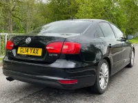Usado VW Jetta Sportline 140 CV (102 kW) 2014 Negro Berlina