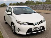 Used Toyota Auris Hybrid 136 HP (100 kW) 2013 White Hatchback