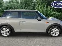 Usado Mini Cooper Hatch 136 CV (100 kW) 2017 Gris Utilitario