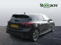 Begagnad Ford Focus ST-Line 120 HK (88 kW) 2022 Svart Halvkombi