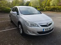 Gebraucht Vauxhall Astra 140 PS (102 kW) 2011 Silber Kleinwagen