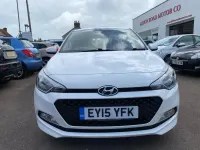 Używany Hyundai i20 SE 100 KM (73 kW) 2015 Biały Hatchback