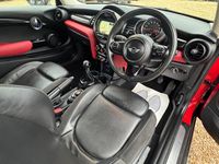 Używany Mini Cooper Hatch 2018 Czerwony Hatchback
